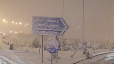 Photo of طريق المطار: مركبات عالقة نتيجة تراكم الثلوج