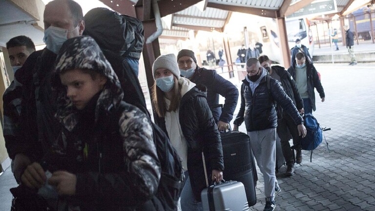 وصول أول مجموعة من اللاجئين الأوكرانيين إلى بولندا – هلا اخبار