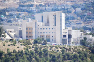 Photo of إجراء 300 عملية جراحية بالمبنى الجديد لمستشفى الإيمان