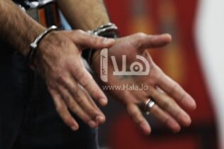 Photo of النيابة العامة تلاحق 20 شخصا بجرائم الربا الفاحش