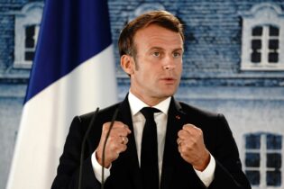 Photo of رئيس فرنسا يتعهّد بالعمل مع أوروبا على فرض عقوبات جديدة على روسيا