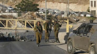 Photo of الاحتلال يحاصر أريحا لليوم التاسع ويعتقل 17 فلسطينيا بالضفة