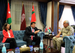 Photo of رئيس هيئة الأركان المشتركة يبحث التعاون مع وزير القوات المسلحة البريطانية