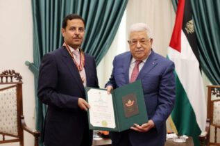 Photo of الرئيس الفلسطيني يقلد السفير الأردني برام الله نجمة القدس