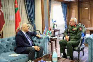Photo of رئيس هيئة الأركان المشتركة يستقبل السفير الأذربيجاني