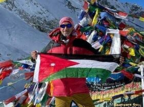 Photo of عبدالرحيم العرجان يرفع علم الأردن على قمة لأركا باس بالهيملايا