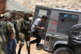Photo of الاحتلال يعتقل 42 فلسطينيا من أقارب منفذ عملية القدس