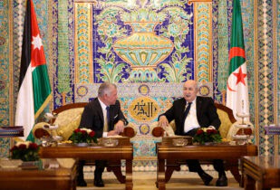 Photo of الملك والرئيس الجزائري يتبادلان وسامين رفيعين