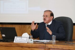 Photo of رئيس جامعة مؤتة يحاضر في كلية الدفاع الوطني