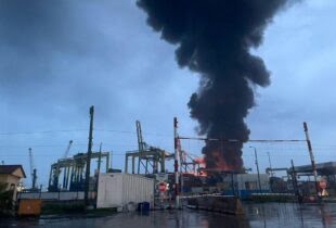 Photo of تركيا: حريق كبير في ميناء الاسكندرونة جراء الزلزال