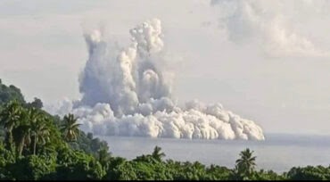 Photo of بركان يثور تحت الماء في “حزام النار”.. وتحذير من تسونامي